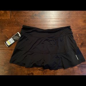 Tennis skort HEAD brand size L. Some ruffles. New!